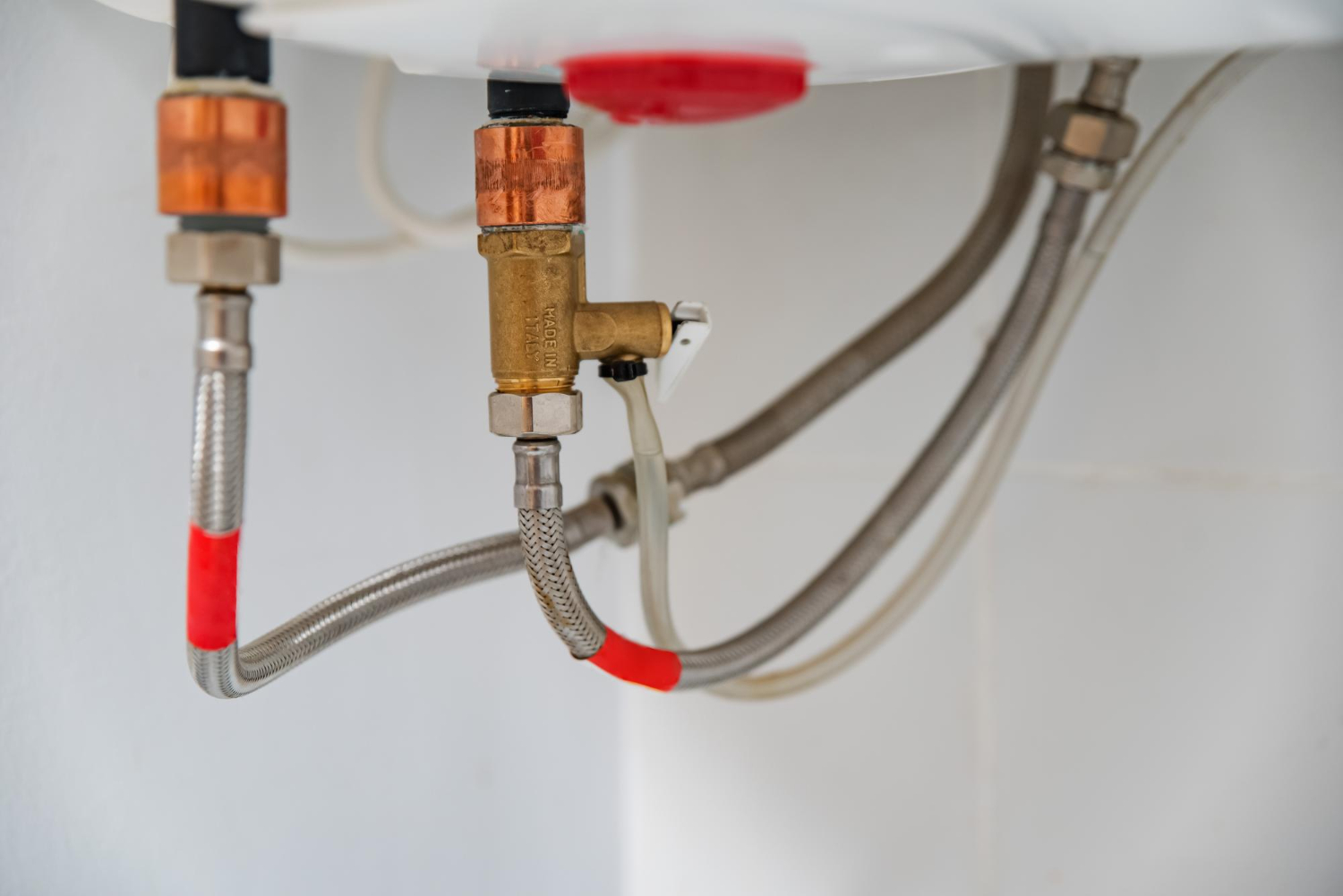 Zatkane rury, niskie ciśnienie, cofka: kiedy problem leży w instalacji wod-kan